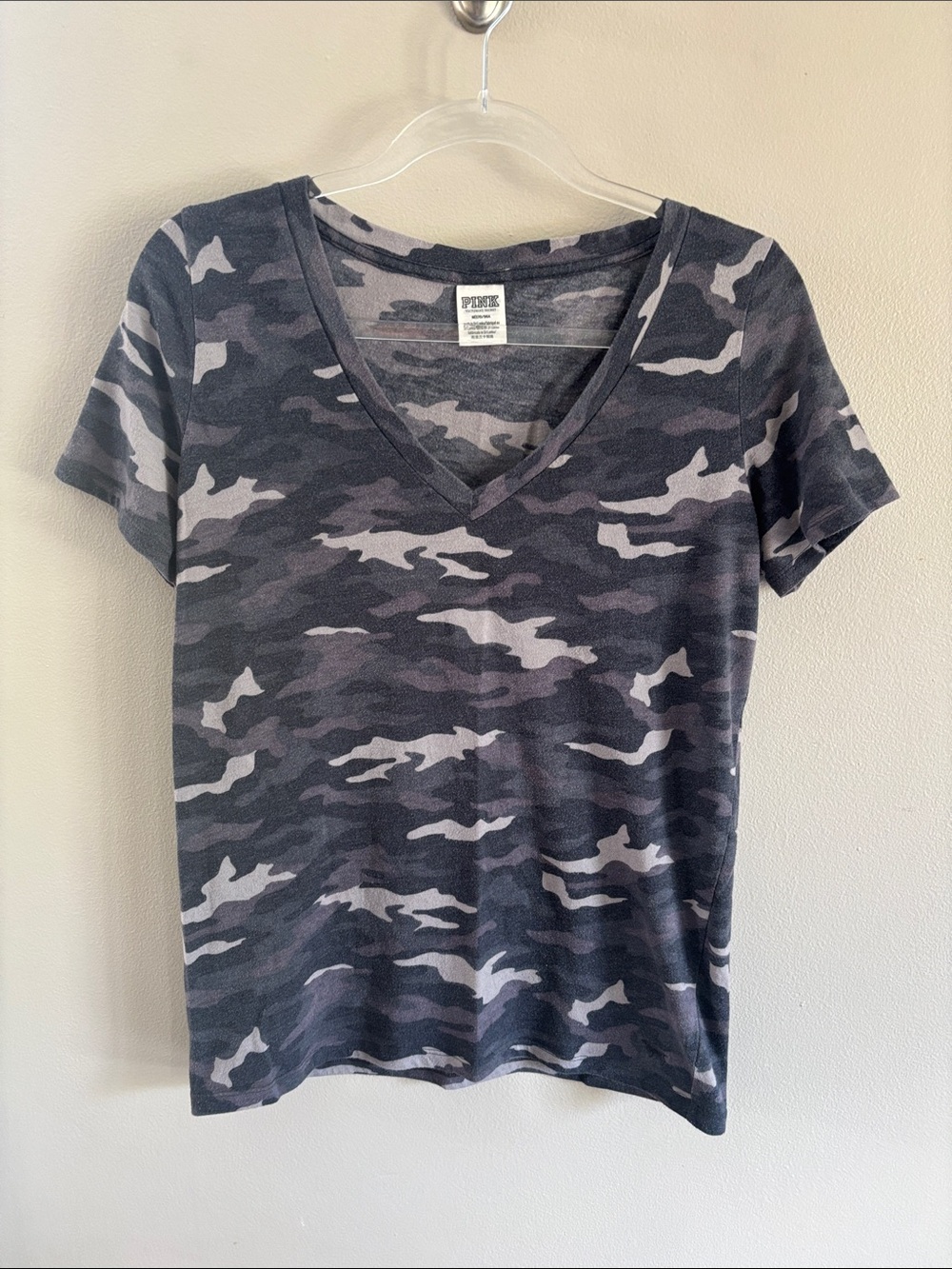 Victoria’s Secret PINK camo v neck tee